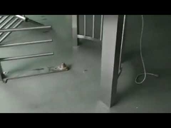 Automatische Ein- und Ausfahrtssperre mit runder Säule und elektronischer Fußgänger-Schwenktür